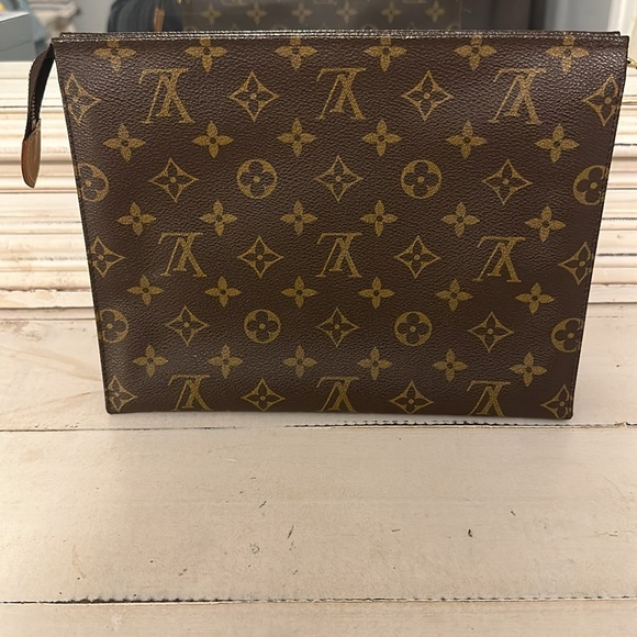 Price Drop!! 💯% Authentic Louis Vuitton Toiletry 26✨ - Picture 1 of 8